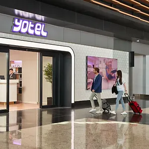 Yotel Airport, Entrance Отель